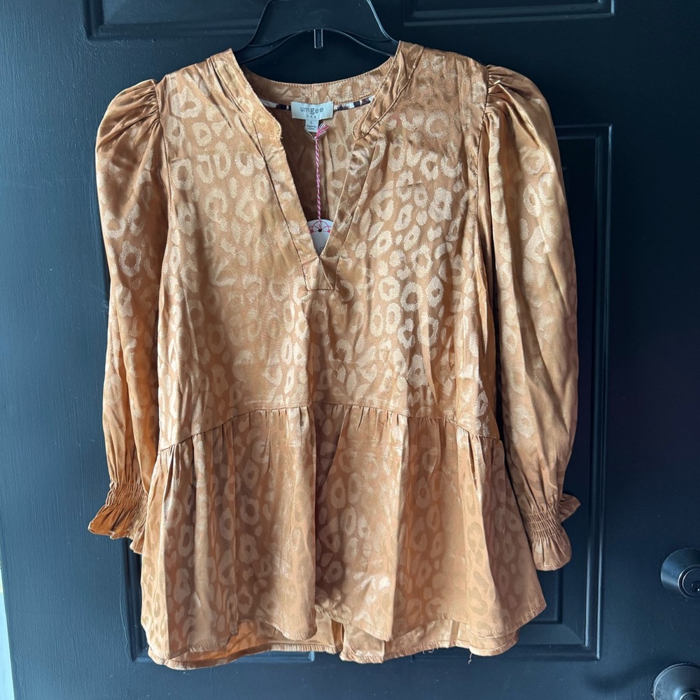 NWT Umgee Women’s Gold Top, size Large.